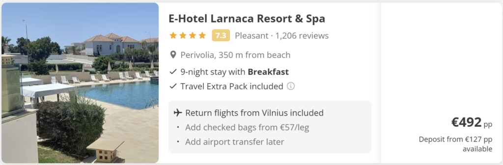 Reklaminis kelionės pasiūlymo vaizdas „Cyprus from Vilnius“. Kelionės datos: kovo 16 d. – kovo 25 d. Į kainą įskaičiuota: skrydis + viešbutis + pusryčiai. Kaina 489 € asmeniui. Fone – saulėtas Kipro paplūdimys, palmės, lėktuvas danguje ir atostogų atributai smėlyje.