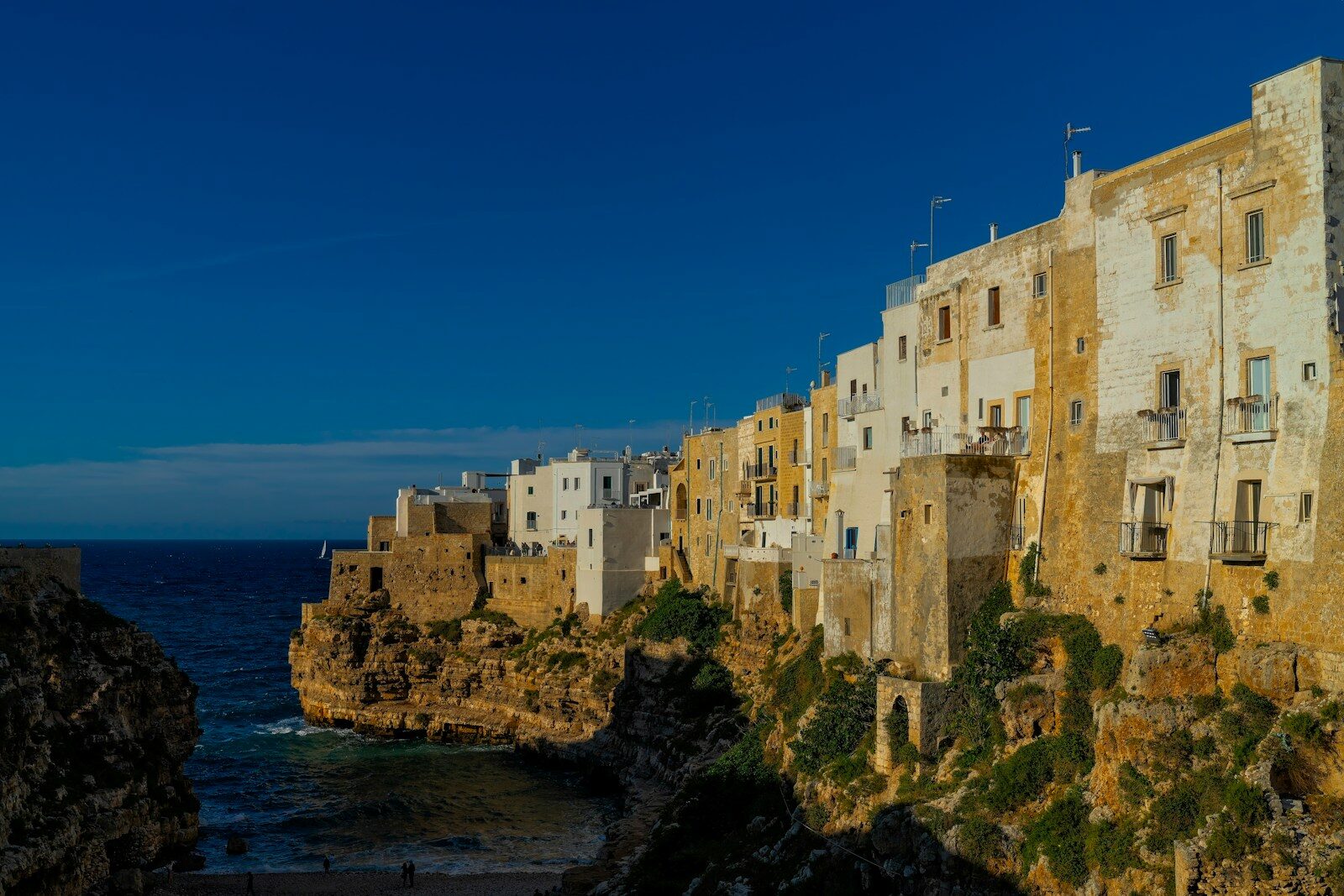 Tiesioginiai Ryanair skrydžiai iš Kauno į Bari, 2026 m. balandžio 17–24 d., KUN 23:20 – BRI 00:55, BRI 19:20 – KUN 22:55, skrydžio trukmė 2 val. 35 min., kaina nuo 62 € asmeniui