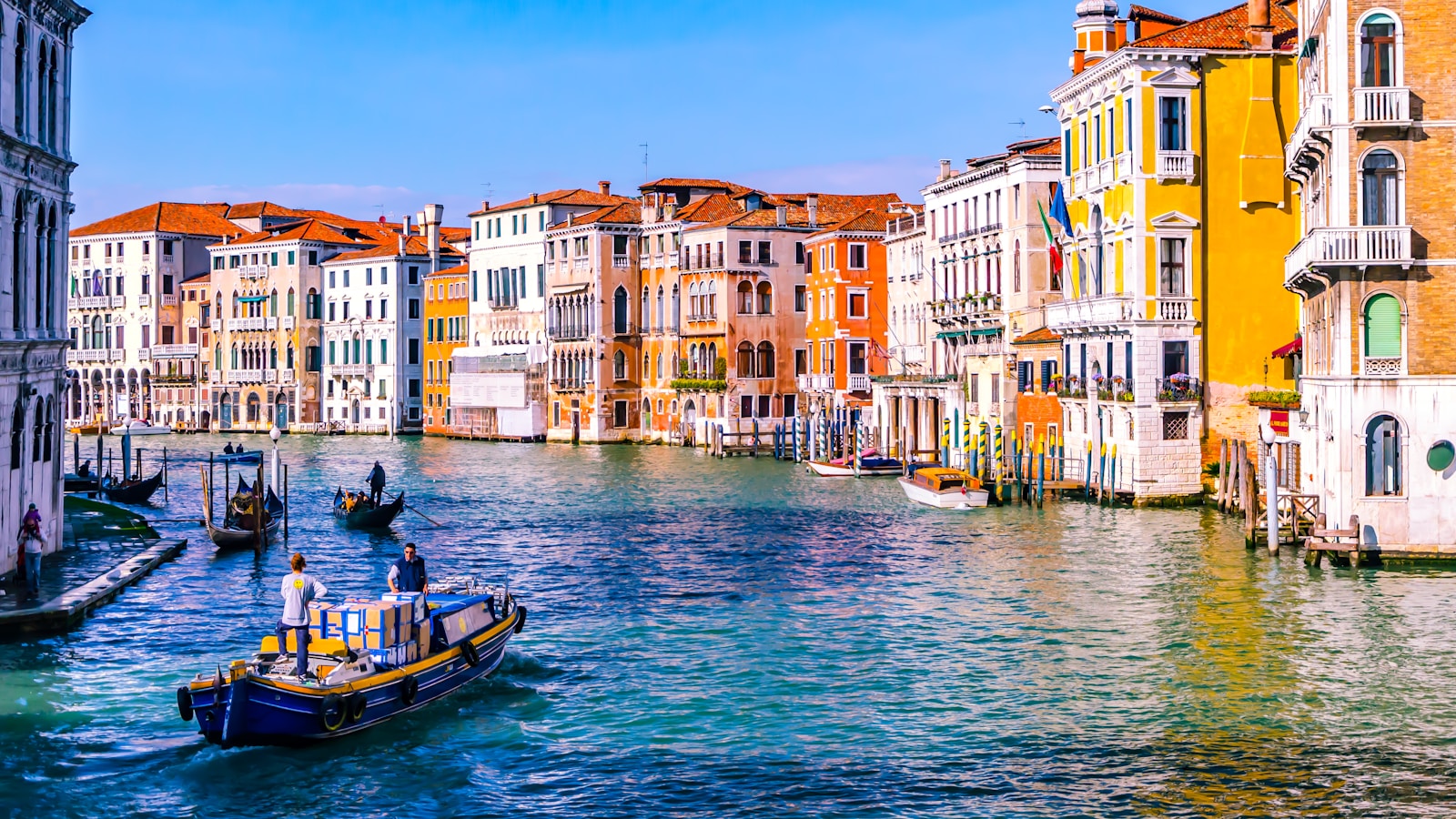 Cheap direct flights from Vilnius to Venice May 2026 – Ryanair return flights €115 per person, Venice Grand Canal and Rialto Bridge travel deal card.