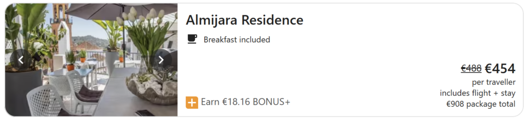 Almijara Residence viešbutis Malagoje – terasa su pusryčių zona, augalai vazonuose ir šviesus, modernus interjeras.