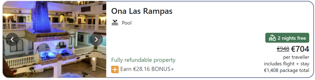 Ona Las Rampas viešbutis Torremolinos mieste, Andalūzija, Ispanija – vidinis kiemas su baseinu, balti balkonai ir ispaniško stiliaus architektūra.